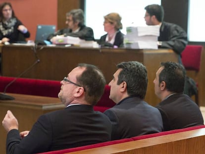 Dani Fern&aacute;ndez, Manuel y Paco Bustos, en el juicio.  