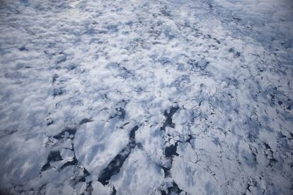 Vista de la costa oeste de la Antártida fotografiada desde la ventana de un avión de la NASA durante la Operación IceBridge, el 28 de octubre.