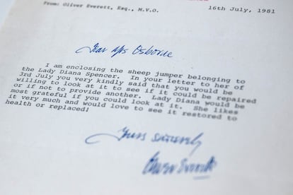 Una de las cartas firmadas por el Palacio de Buckingham subastas el jueves 14 de septiembre junto al suéter rojo de ovejas de Diana de Gales.