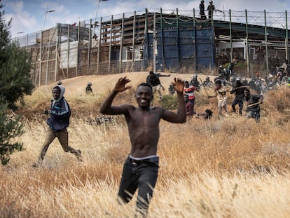 Grupos de migrantes subsaharianos corren en territorio español tras saltar la valla desde Marruecos, el 24 de junio en Melilla.