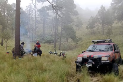 El equipo de rescate usó motocicletas para su búsqueda.