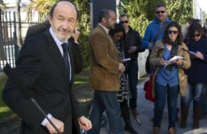 Rubalcaba en su comparecencia ante periodistas en Huelva.