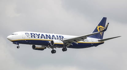 Un Boeing 737 Next de Ryanair aterriza en el aeropuerto de Fráncfort en junio pasado. La aerolínea achaca al retraso en la entrega de estos aparatos el cierre de sus bases de invierno en Canarias.