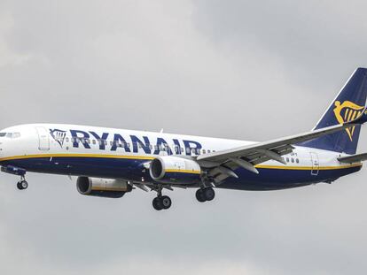 Un Boeing 737 Next de Ryanair aterriza en el aeropuerto de Fráncfort en junio pasado. La aerolínea achaca al retraso en la entrega de estos aparatos el cierre de sus bases de invierno en Canarias.