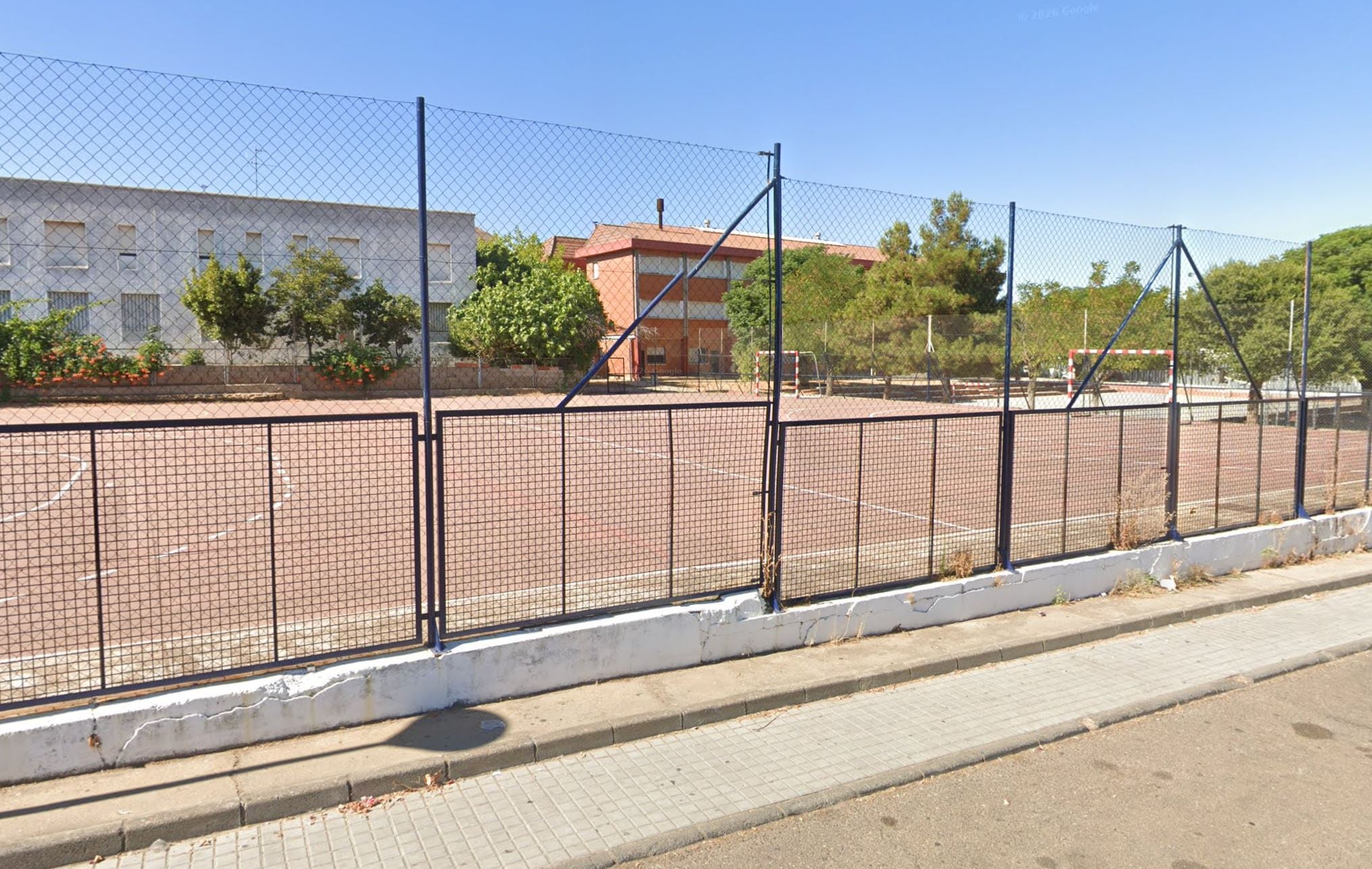 Herida de bala una adolescente en Badajoz mientras jugaba en un colegio