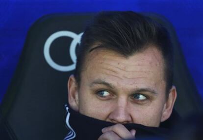 Denis Cheryshev, sentado en el banquillo del Madrid en el Bernabéu, durante la visita del Getafe.
