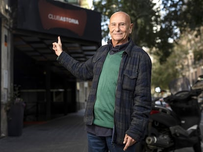 Carlos Mir, especialista en cine, posa frente al antiguo cine Astoria, en Barcelona.