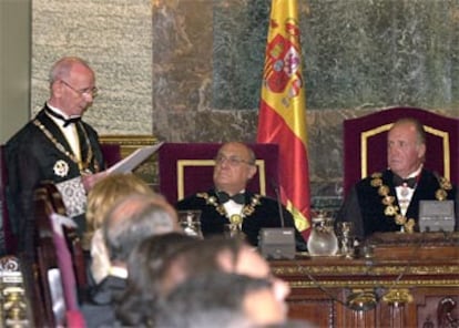 El fiscal general del Estado, Jesús Cardenal, interviene en el acto de apertura del año judicial en presencia del presidente del CGPJ, Francisco José Hernando, y del Rey.