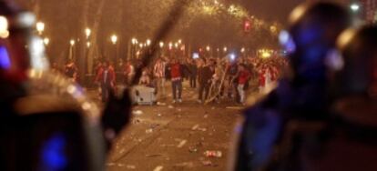 Disturbios en la plaza de Neptuno tras la victoria del Atlético de Madrid en la Liga Europa en mayo de 2012.