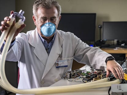 El doctor Del Cañizo con su prototipo de respirador.