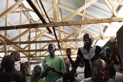 Refugiados anuaks cantan en la iglesia del campo de Gorom. Las violaciones de los Derechos Humanos relacionadas con los desalojos de Gambella han llevado a Sudán del Sur a conceder el estatus de comunidad refugiada a los anuaks que han huido de Etiopía.