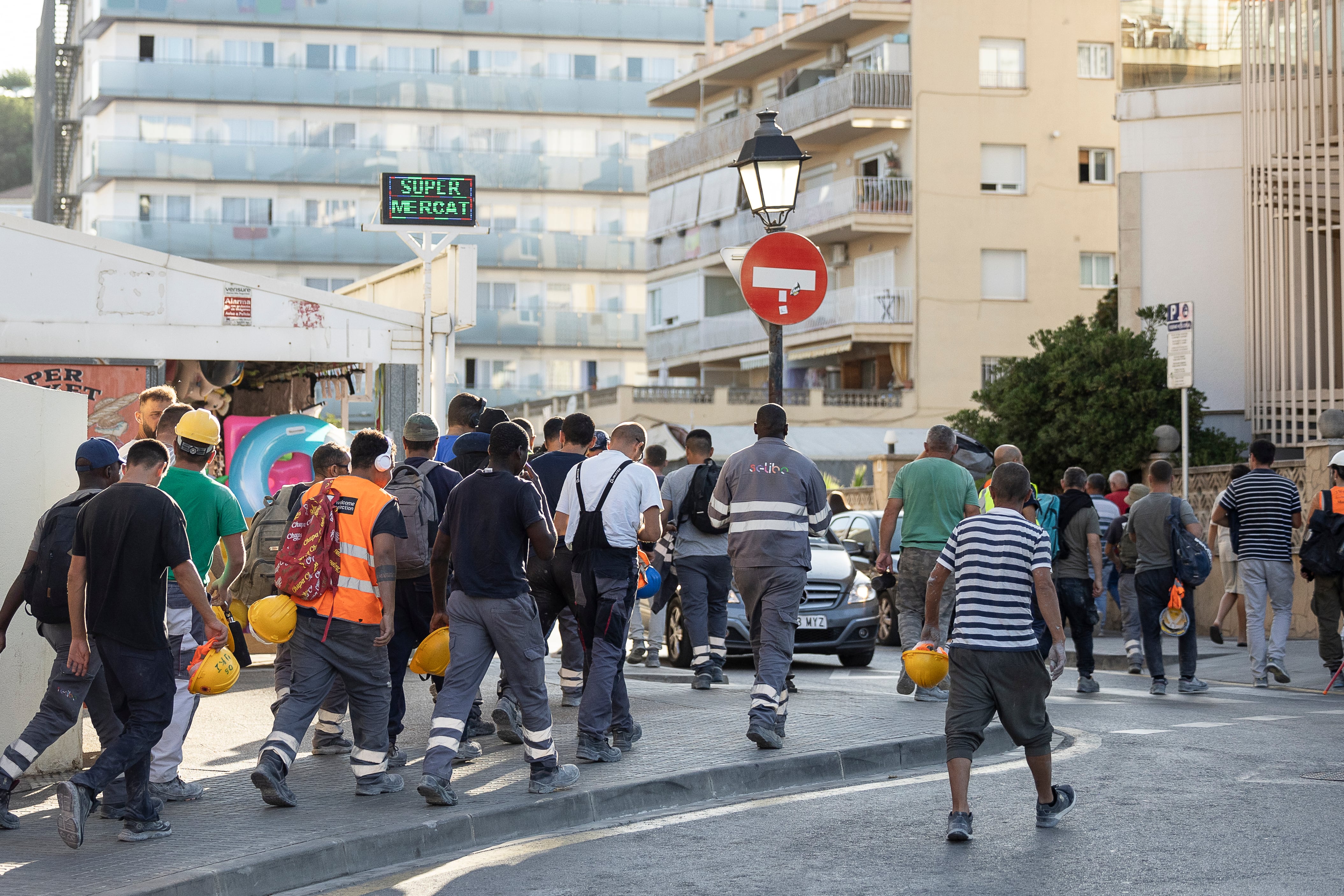 Los trabajadores del Camp Nou, a su llegada a los hoteles de Calella, el pasado lunes 21 de julio.