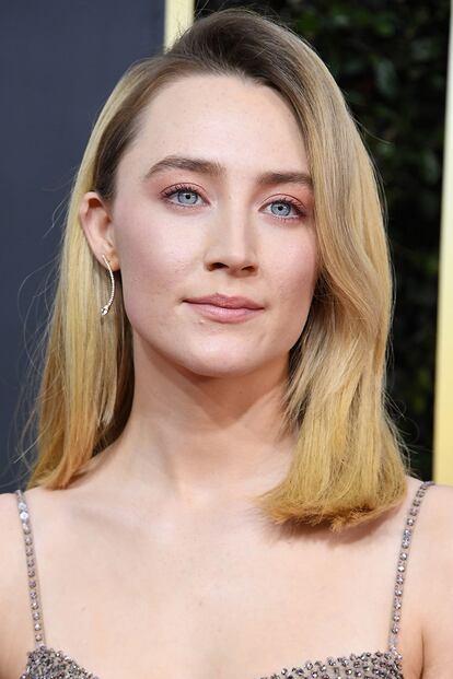 Saoirse Ronan también apostó por la discrección, aunque marcó ligeramente sus párpados con sombras naranjas. El maquillaje de ojos en tonos empolvados también protagonizó la noche. Margot Robbie, por ejemplo, optó por el lila en una versión hiperdiscreta.