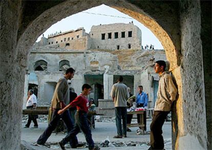 Habitantes de Kirkuk, en el mercado del Castillo, que comienza a recobrar la normalidad.