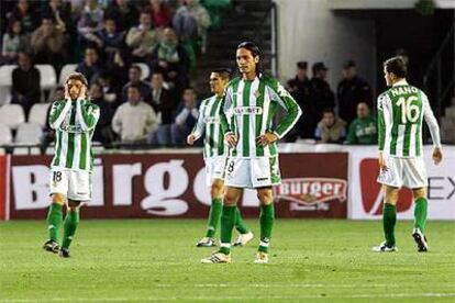 Los jugadores del Betis, desolados ya tras el primer gol del Steaua.