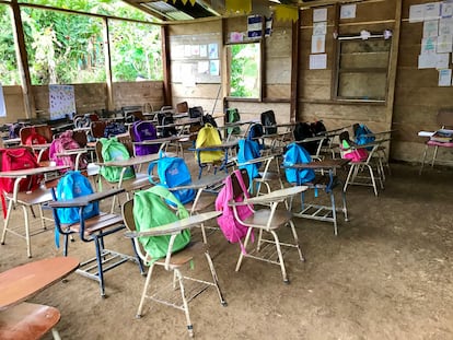 Un aula vacía en una escuela rural.
