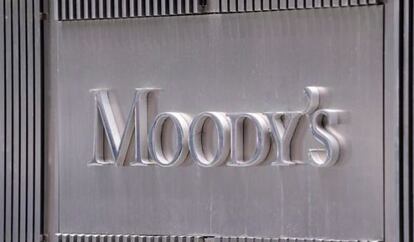 Llogo de Moody&#039;s en la fachada de su sede en Nueva York. 