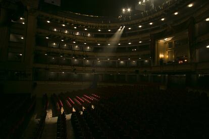 El Teatro Real tiene una superficie de 65.000 m2 y capacidad para 1746 personas. Una de las características del patio de butacas es que está presidido por el palco real que sólo puede ser utilizado por los reyes cuando asisten al teatro, generalmente al estreno de alguna ópera.