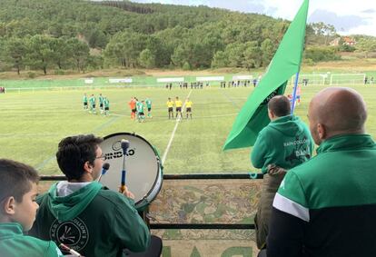 Los Rapacollóns Big Band en el campo del Fisterra durante un partido del equipo; con el tambor, su líder y exjugador, Bebeto.