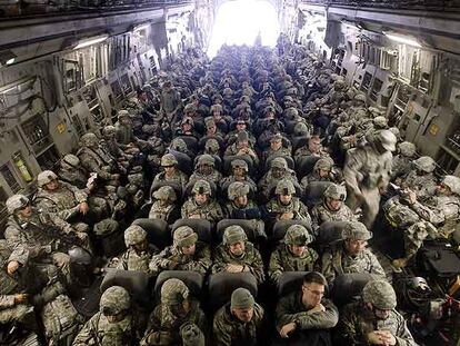 Soldados estadounidenses destinados a Afganistán esperan el despegue en un avión militar en la base de Manas (Kirguizistán) el pasado viernes.