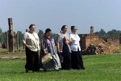 Mujeres gitanas en Auschwitz, durante una jornada de recuerdo a las víctimas en agosto de 2000.