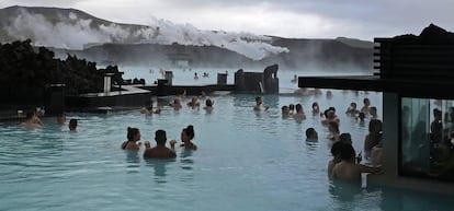 Bañistas en el Lago Azul, de Grindavik (Islandia).