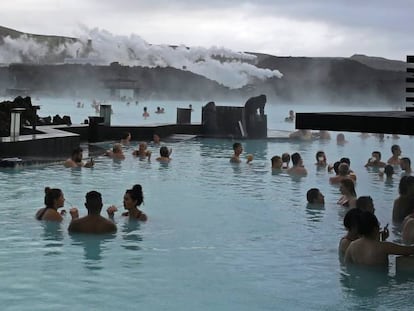 Bañistas en el Lago Azul, de Grindavik (Islandia).