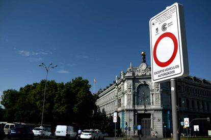 Una señal indica el inicio de Madrid Central en Cibeles.