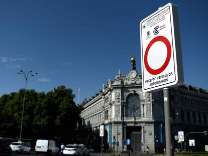 Una señal indica el inicio de Madrid Central en Cibeles.