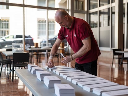 Preparativos en en un colegio electoral, en las horas previas a las votaciones de este 28 de mayo.