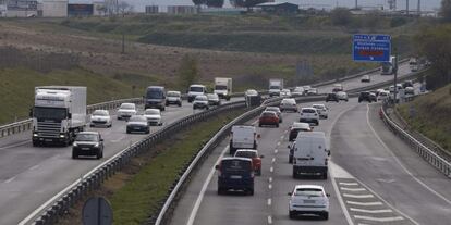 Imagen de la A-5, a la salida de Madrid en dirección a Extremadura, este viernes.