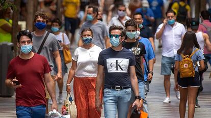 Personas con mascarillas en el centro de Madrid.