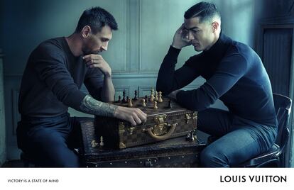 Cristiano and Messi play chess in the historic photo of Annie Leibovitz