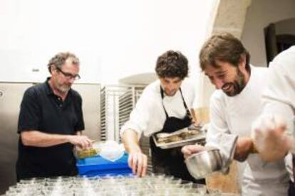 Fotografía cedida por Ferran Company del músico Quimi Portet (i), que ha casado esta noche las canciones de su último trabajo, "Oh my love", con un menú preparado por el chef Isma Prados (d) en el marco del festival Gastromusical, que tiene lugar en el municipio gerundense de L'Escala.