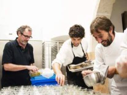 Fotografía cedida por Ferran Company del músico Quimi Portet (i), que ha casado esta noche las canciones de su último trabajo, "Oh my love", con un menú preparado por el chef Isma Prados (d) en el marco del festival Gastromusical, que tiene lugar en el municipio gerundense de L'Escala.