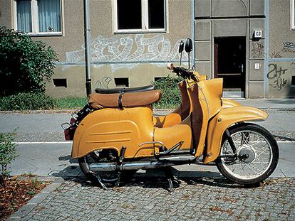 Una de las fotografías de Gabriel Orozco de su instalación <i>Hasta encontrar una Schwalbe amarilla</i> (1995).