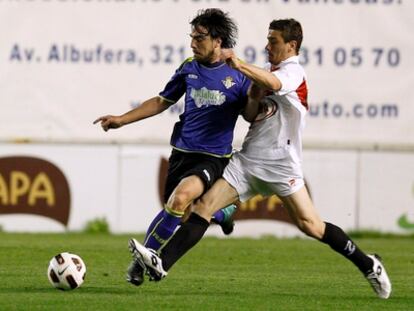 El bético Beñat es presionado por Piti, autor del gol de la victoria del Rayo Vallecano.