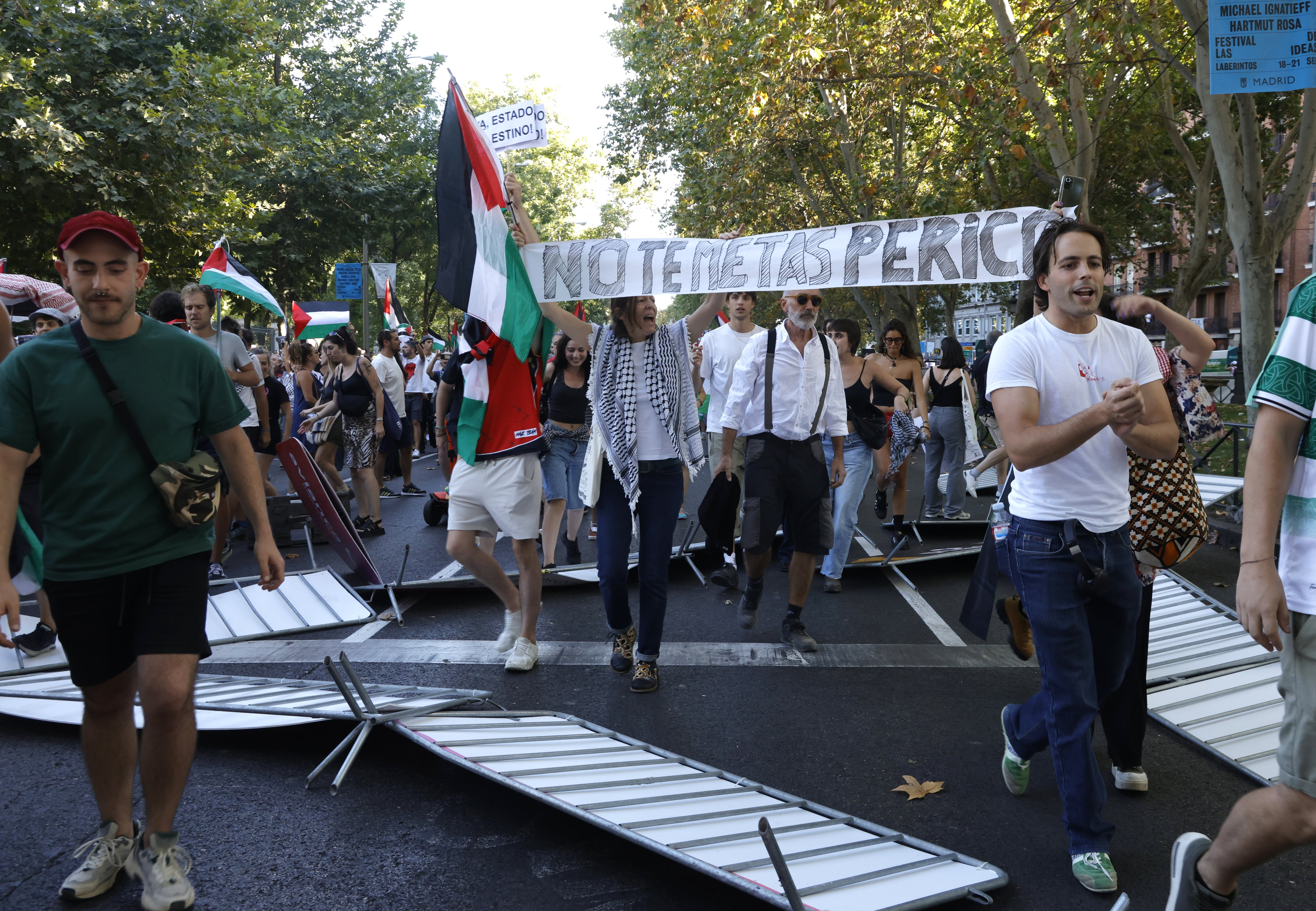 Manifestantes propalestinos a la altura de Atocha  durante la final de La Vuelta a España, el 14 de septiembre de 2025. 