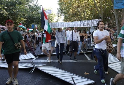 Manifestantes propalestinos tras tirar las vallas de seguridad en la zona de Atocha. 