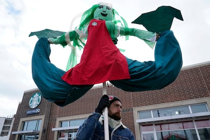 "A menos que Starbucks venga a la mesa y negocie de buena fe por un contrato justo, podemos contar con que esto vuelva a suceder", ha dicho uno de los representantes del sindicato. En la imagen, un empleado de Starbucks protesta afuera de una sucursal en Chicago.