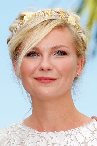 Kirsten Dunst deslumbró en Cannes adornando su cabeza con esta diadema floral.
