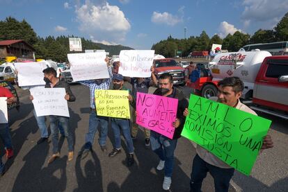 Gaseros se manifiestan durante el bloque de algunos carriles de la carretera México-Toluca, este lunes.