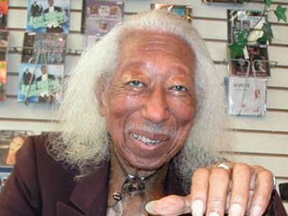 Bobby Robinson, en su tienda.