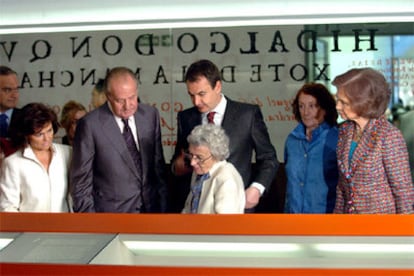 En la imagen, los Reyes junto a la ministra de Cultura y la directora de la Biblioteca Nacional.