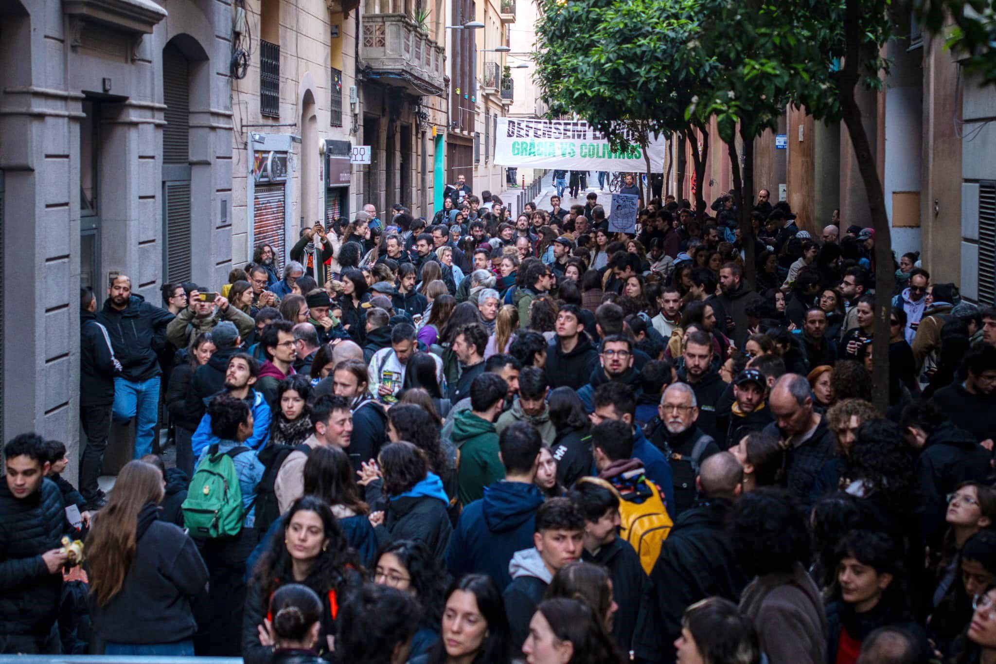 ecenas de personas concentradas en el bloque Sant Agustí de Barcelona para impedir el desahucio, este miércoles. 