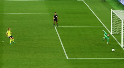 Hannah Hampton detiene el penalti a Eriksson en la tanda de los cuartos de final de la Eurocopa entre Ingtlaterra y Suecia.