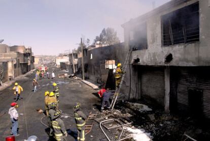 Un contingente de bomberos sofoca el fuego provocado por la explosión de ayer en Puebla.