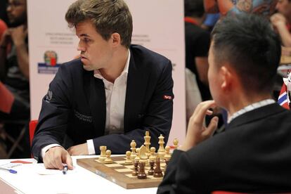 Carlsen y Yi Wei, al inicio de su partida de ayer