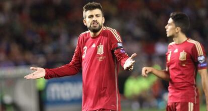 Piqué y Batra, durante el partido contra Luxemburgo en Logroño.