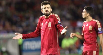 Piqu&eacute; y Batra, durante el partido contra Luxemburgo en Logro&ntilde;o.